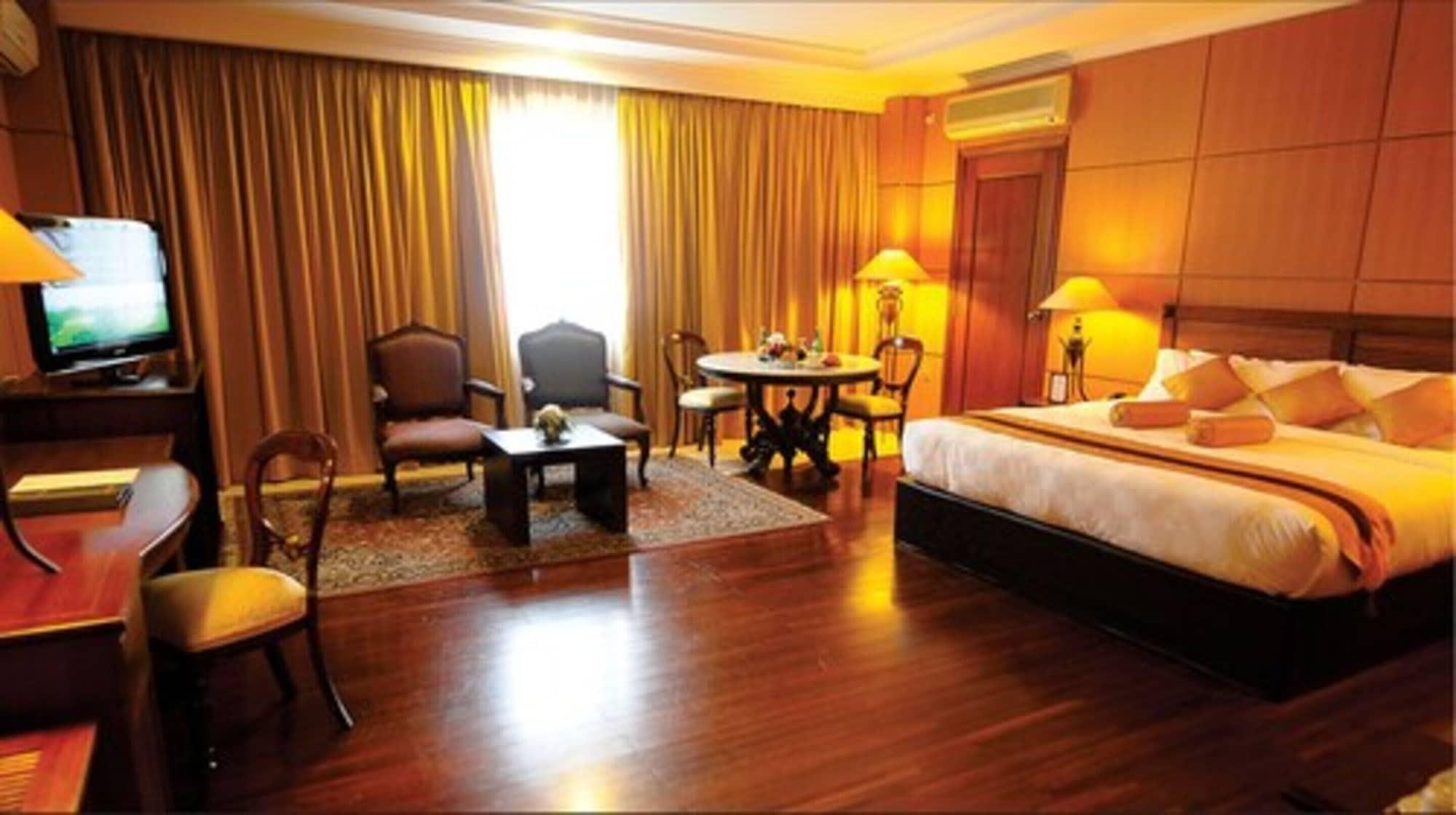 Bumi Senyiur Hotel Samarinda Exterior photo